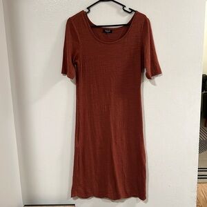 Roolee mom nursing friendly dress! Color- burnt orange - size small